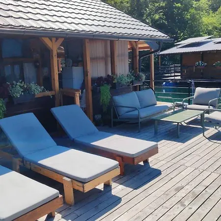 船上ホテル Splav Panda ペルチャツ