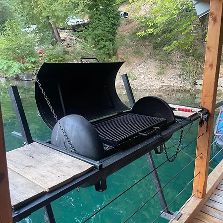 船上ホテル Splav Panda